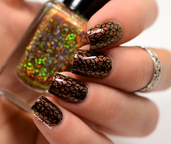 Nail art stamping Pueen Encore SE sur Burnin'Up (H) by Fun Lacquer
